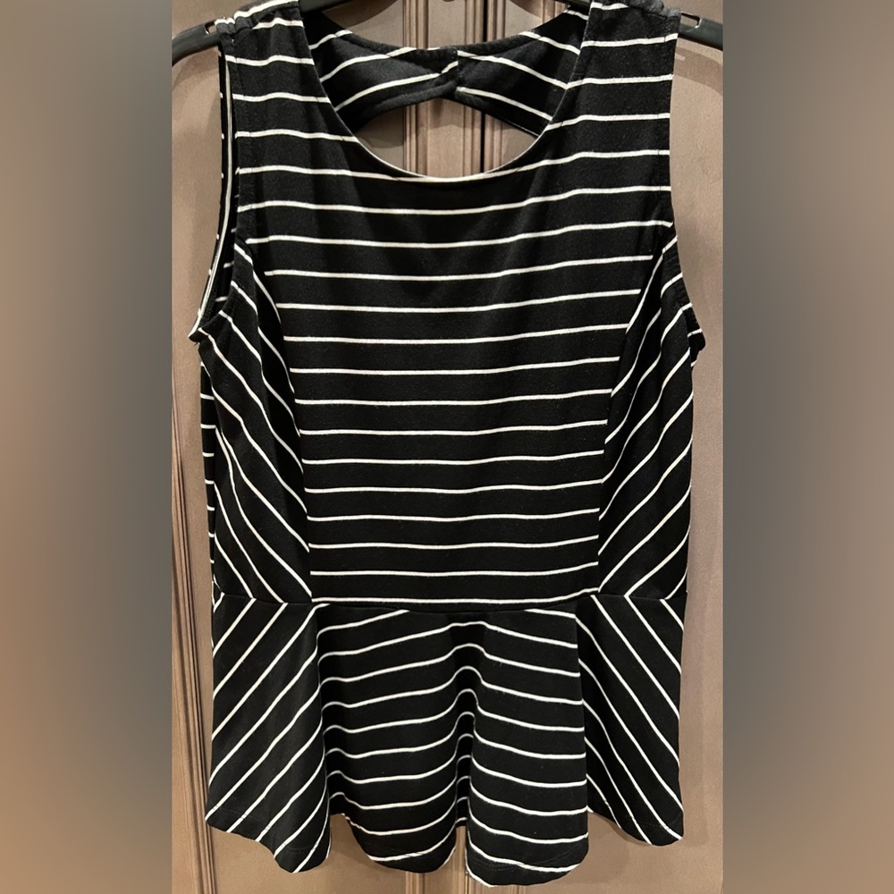 New Directions Medium Black & White Sleeveless Top with open back